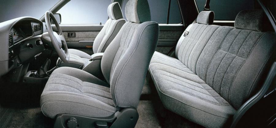 Интерьер Toyota 4Runner 5-Door 1989 года  (EU) (фото 4 из 7)